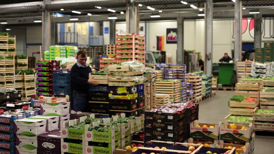 Prova a vendere merce inesistente per incassare un assegno di 11mila euro: denunciato