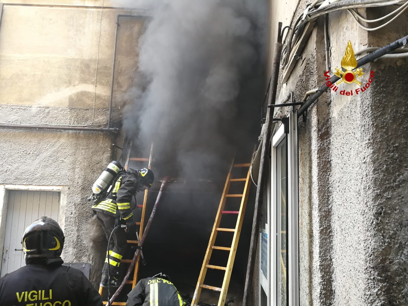 Box in fiamme, tre edifici evacuati a Sestri Ponente 