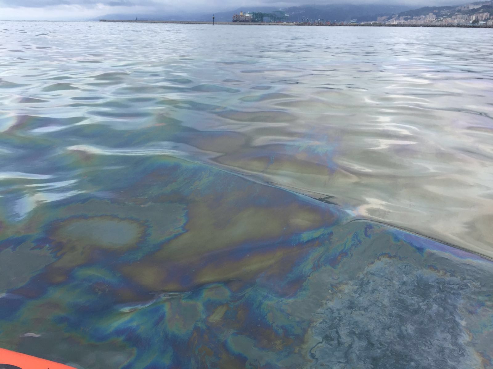 Chiazza oleosa in spiaggia a Vesima, al via i controlli della Capitaneria