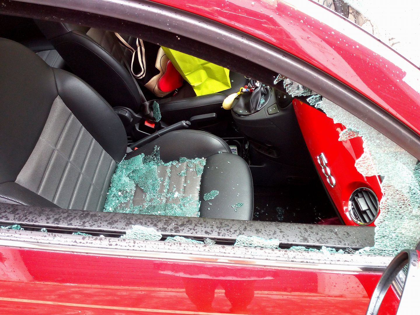 Crede che in macchina ci sia la ex, blocca il traffico e distrugge un'auto