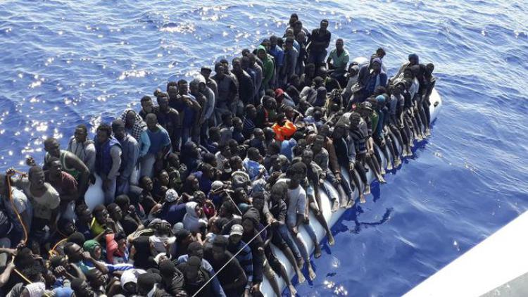 Migranti, l'appello di padre Zanotelli: 