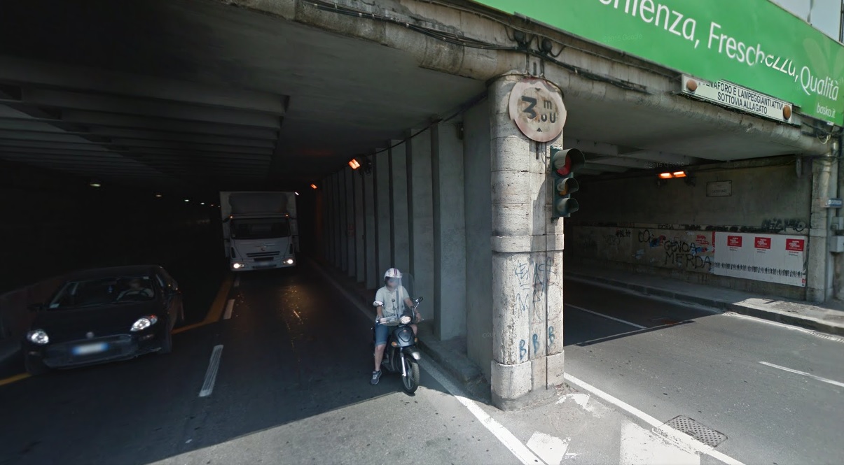 Genova, auto si cappotta nel tunnel di via Canevari: un ferito