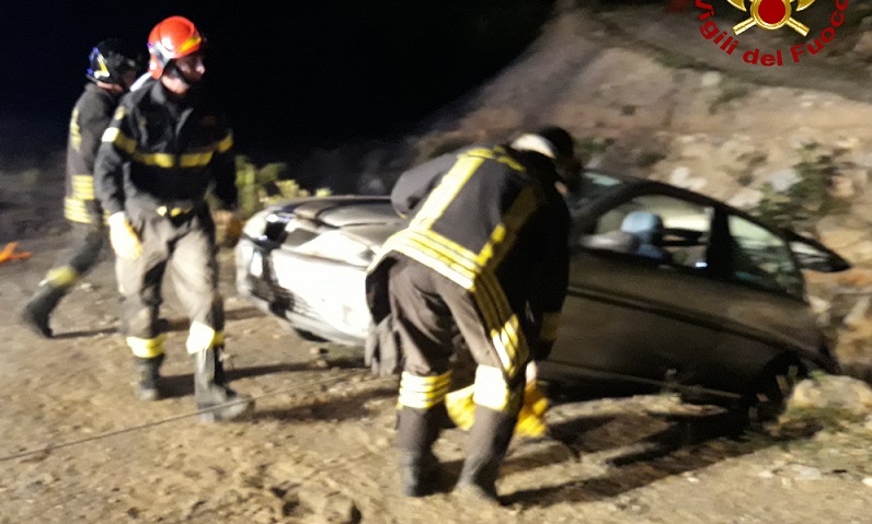 Perde il controllo e finisce con l'auto in bilico sulla scarpata