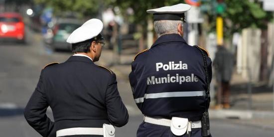 Rubano la targa di via Casaregis e l'appendono in camera: smascherati dalla vicina