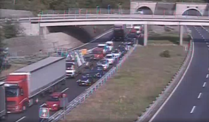A12, scontro furgone-tir in galleria: un ferito e lunghe code in direzione levante