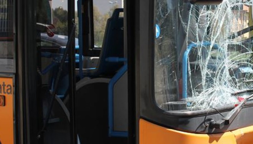 Rompe porta anteriore del bus, denunciato 33enne a Genova