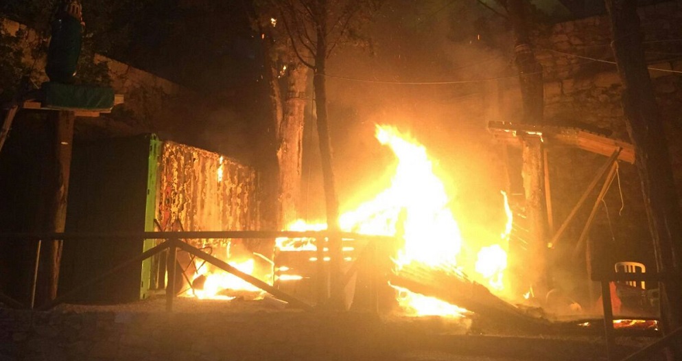 Incendio al parco del Peralto, casetta in legno distrutta dalle fiamme
