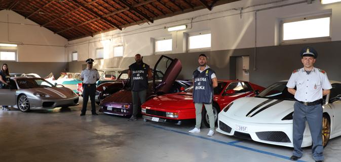Scoperta la collezione di Ferrari, Porsche e Lamborghini del finto nullatenente
