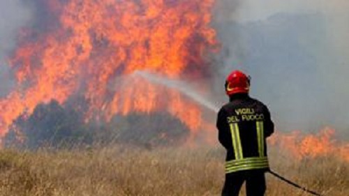 La Spezia, incendio boschivo vicino all'ex Ospedale: fiamme non lontane all'abitato