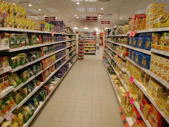 Entra in un supermercato e fa la pipì sugli scaffali: denunciato