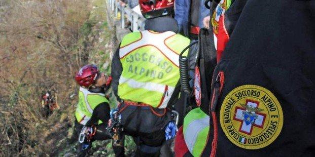 Esce col cane e non torna a casa, ricerche nei boschi per un 80enne scomparso
