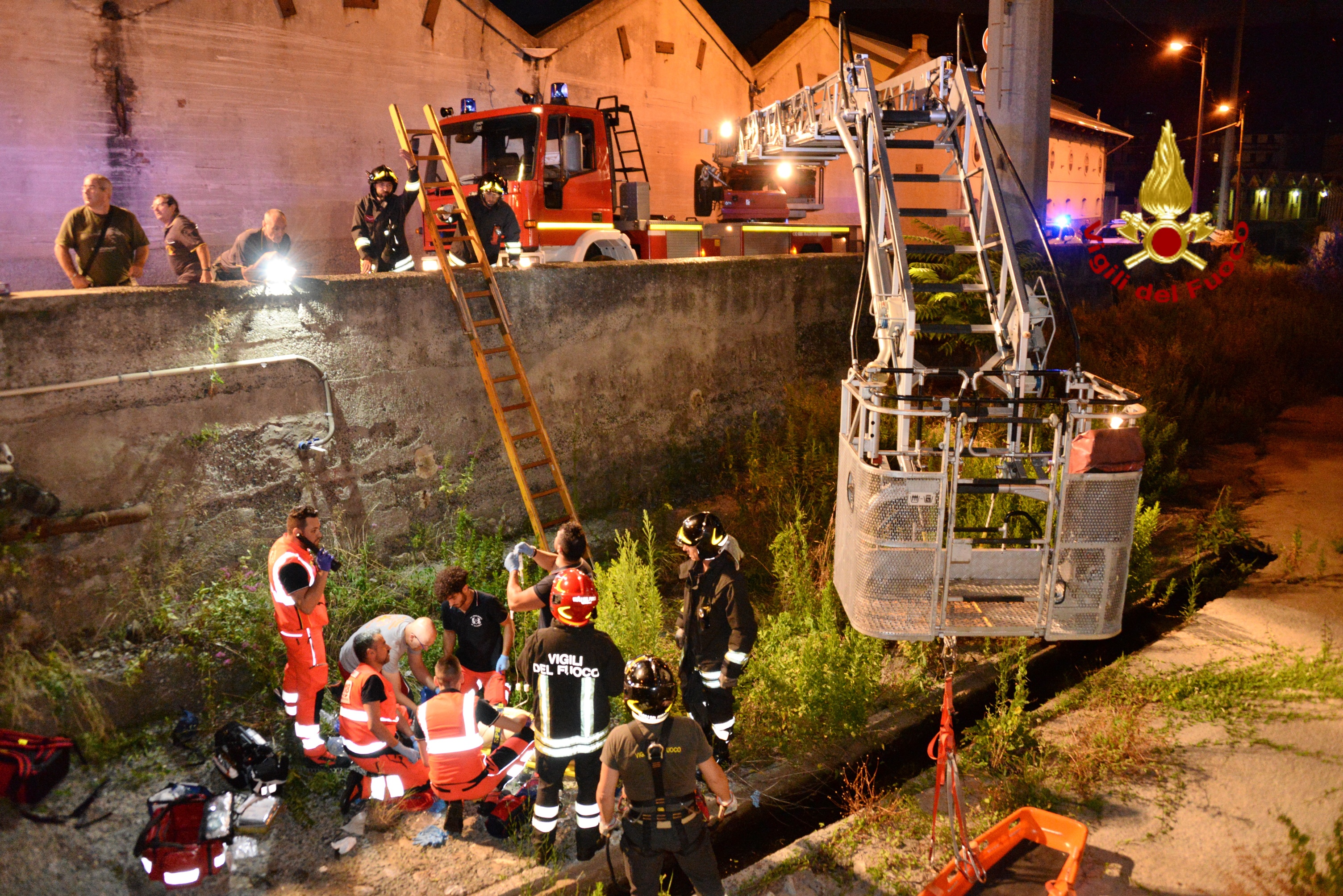Tampona auto e vola nel rio Fegino: giovane motociclista gravissimo al San Martino