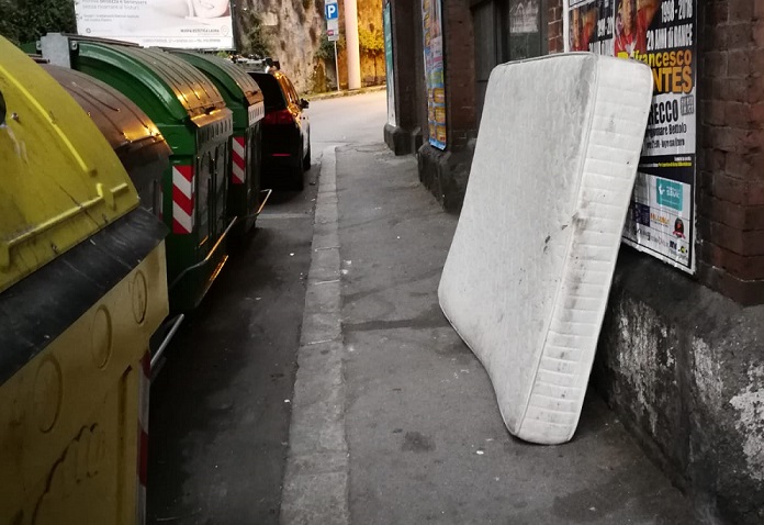 Rifiuti ingombranti abbandonati per strada, arriva la maxi multa per i furbetti della 'rumenta'