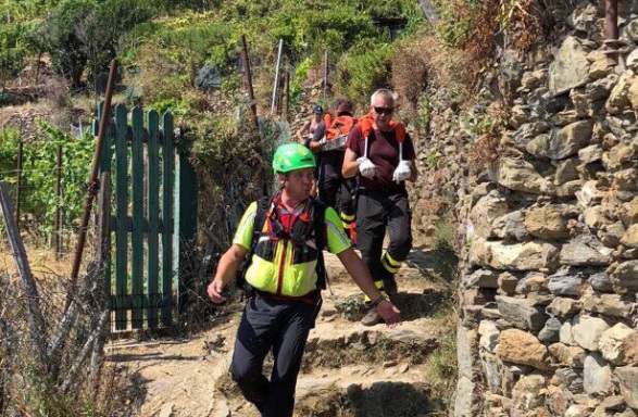 Cinque Terre, turista si rompe la caviglia: trasportato in portantina lungo il sentiero