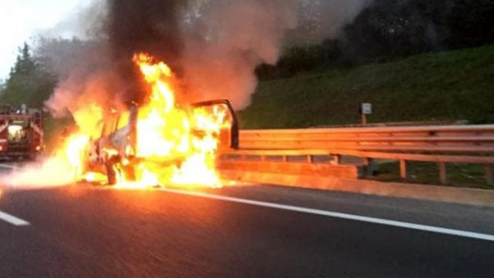 Auto in fiamme sulla A7 in direzione Milano
