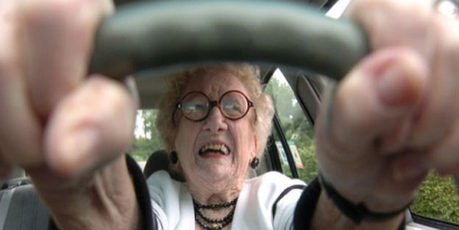 A 92 anni tampona auto e motorini: sei feriti
