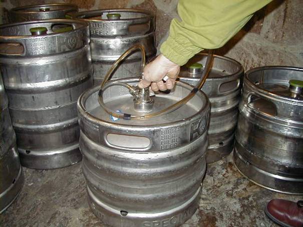 Rubano un fusto di birra da uno stand e postano il filmato su Facebook: identificati tre minori