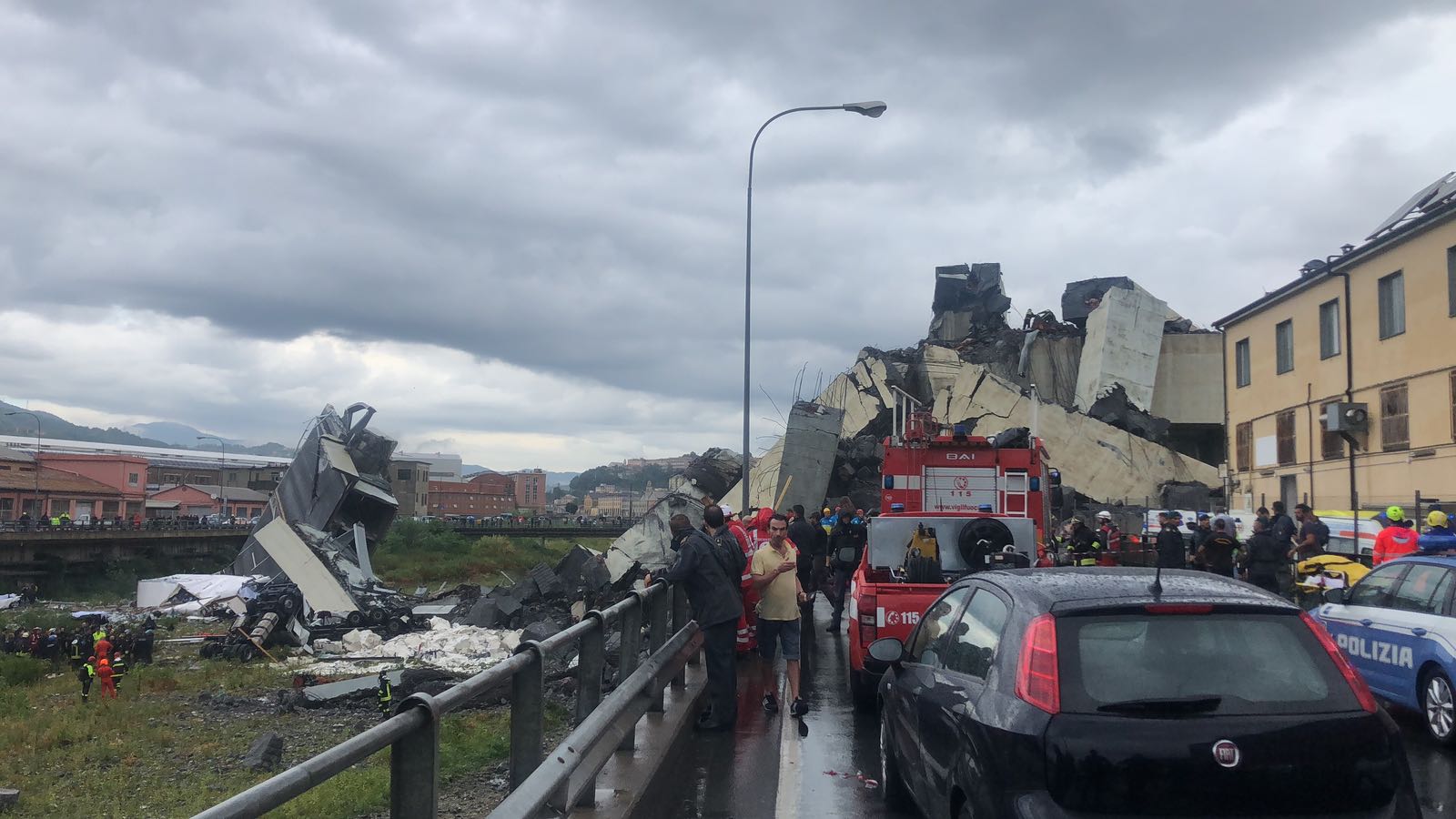 Crollo Ponte Morandi, al lavoro tra le macerie oltre 300 pompieri