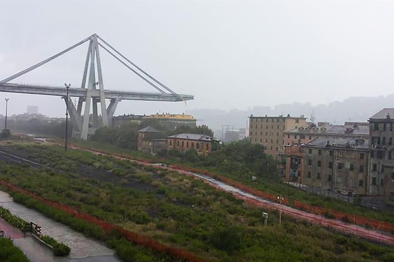 Crollo di Ponte Morandi, fino alle 24 di domenica è possibile transitare sulle corsie gialle