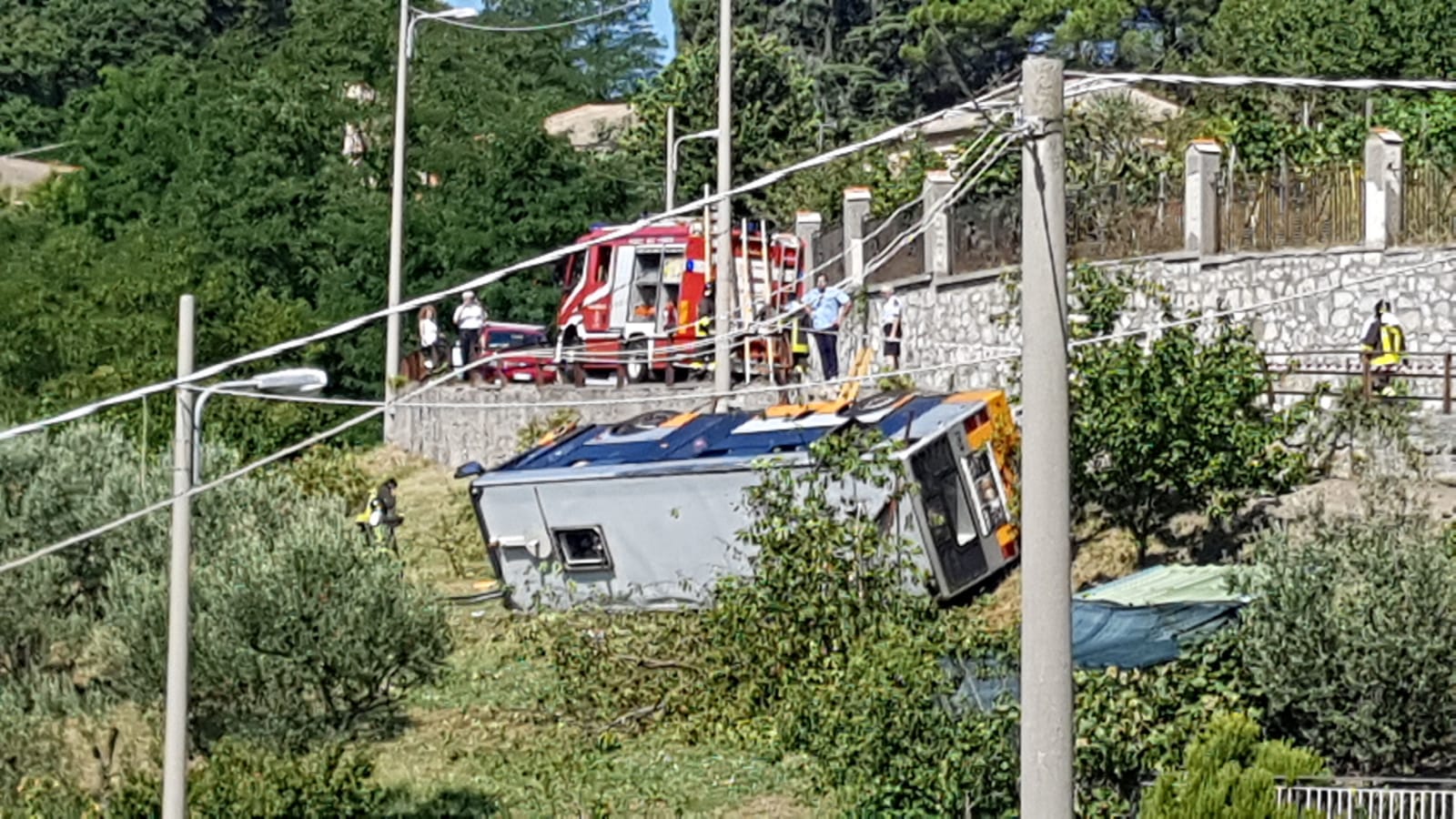 Bus cade dalla strada a Bavari: in codice giallo l'autista