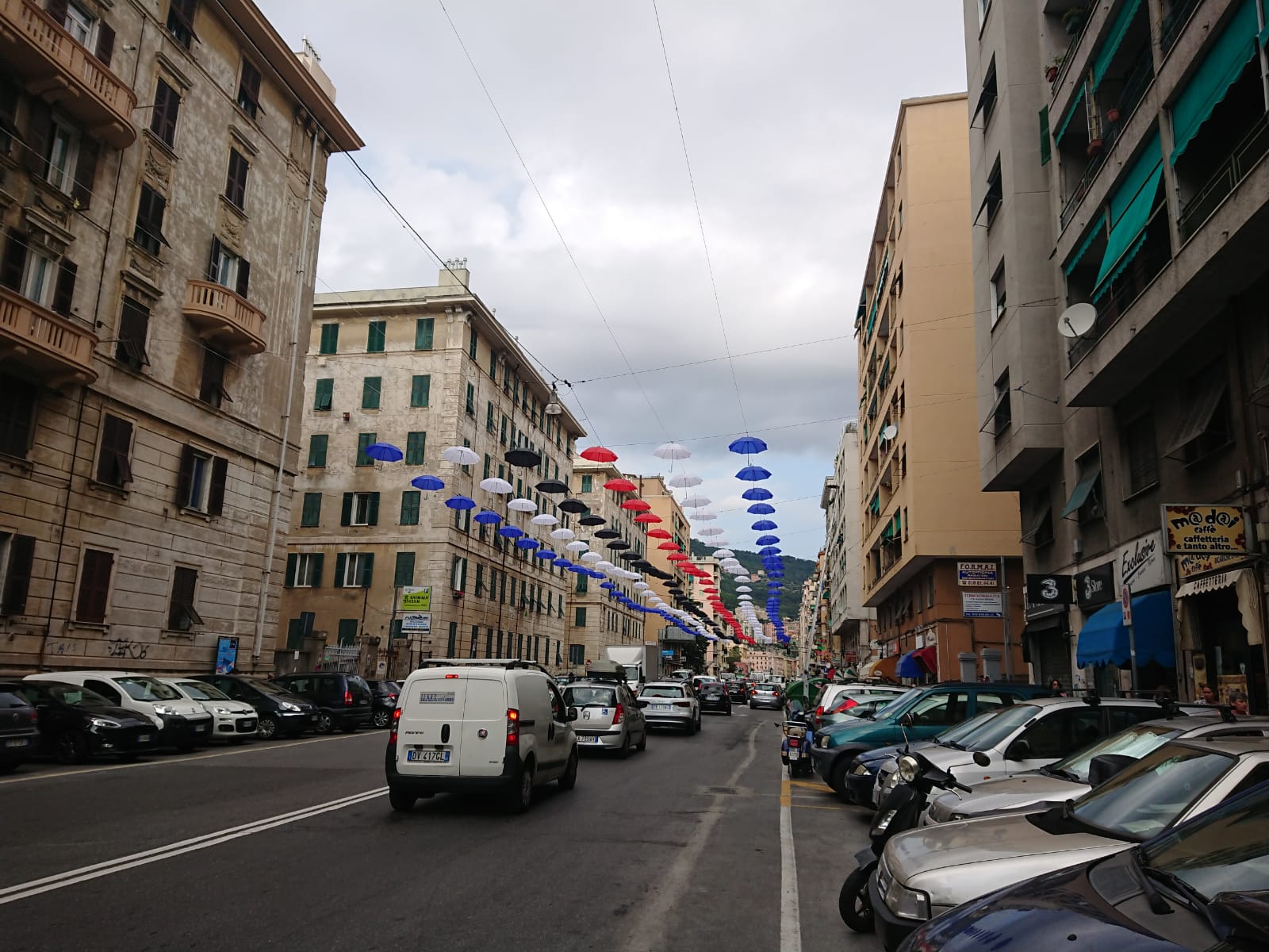 Sampdoria, Corso De Stefanis colorata con gli ombrelli blucerchiati 