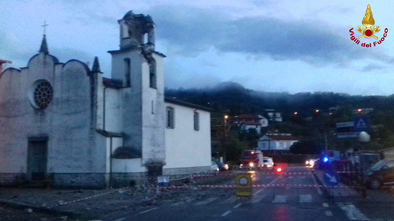 Allerta meteo gialla prosegue a levante, fulmine fa crollare parte di un campanile
