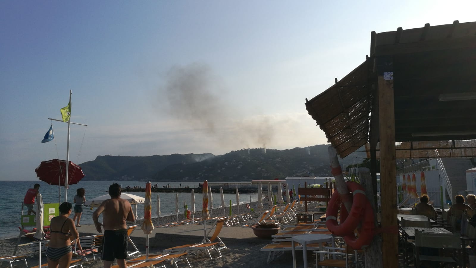 Incendio tra Noli e Spotorno: fiamme vicino alle case  