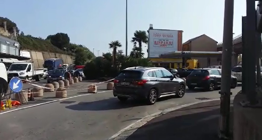 Genova, traffico nel ponente nel caos: e in via Siffredi aumentano i furbetti contromano