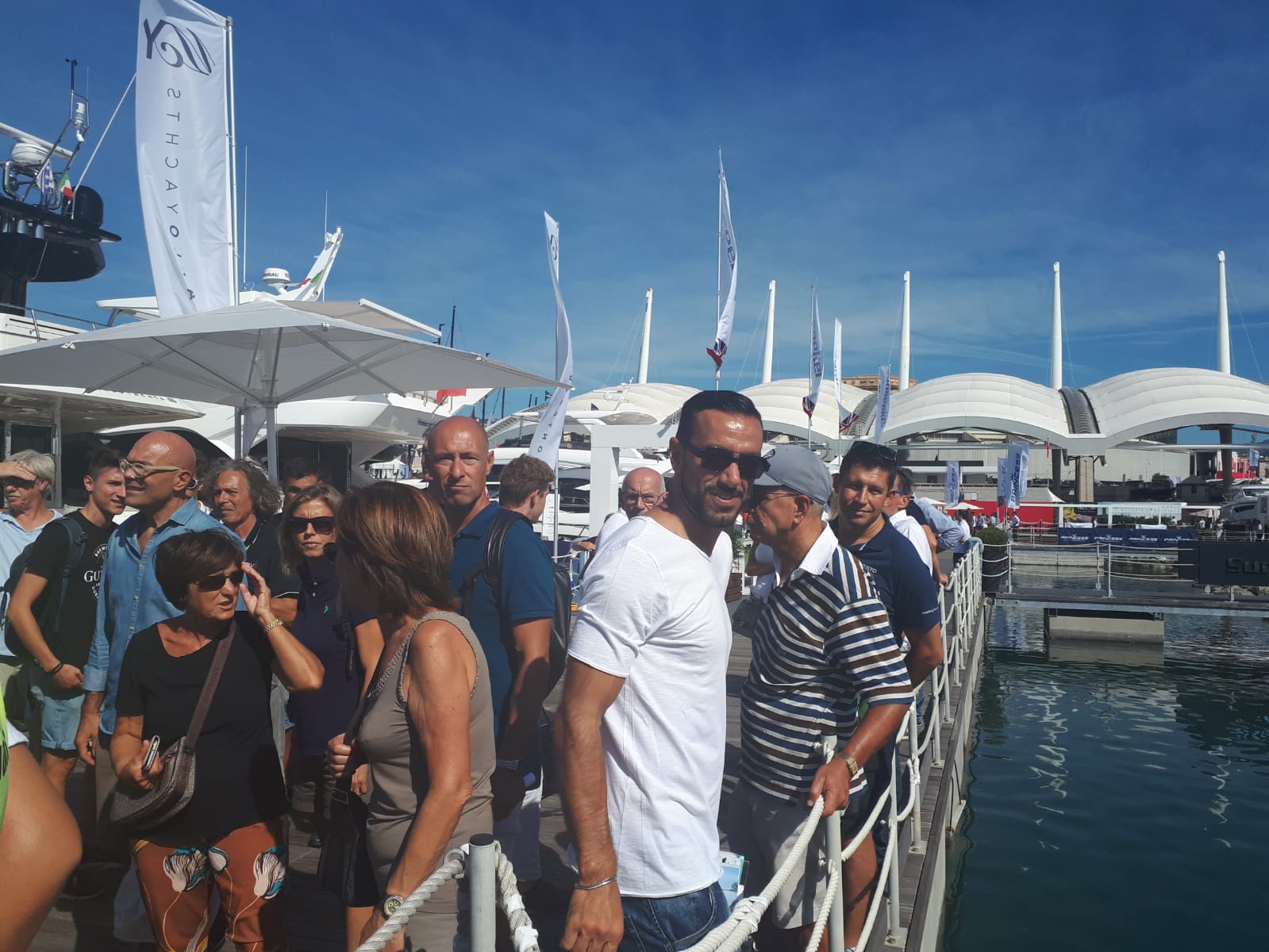 Quagliarella tra gli stand del Salone Nautico, selfie e autografi per il bomber blucerchiato