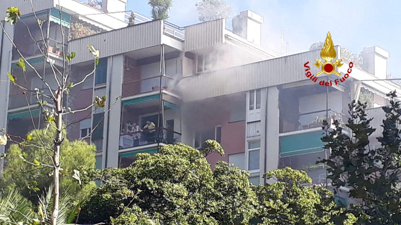 Incendio in appartamento a Chiavari, una persona è rimasta intossicata