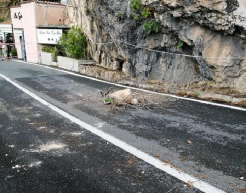 Masso sulla carreggiata, chiusa l'Aurelia