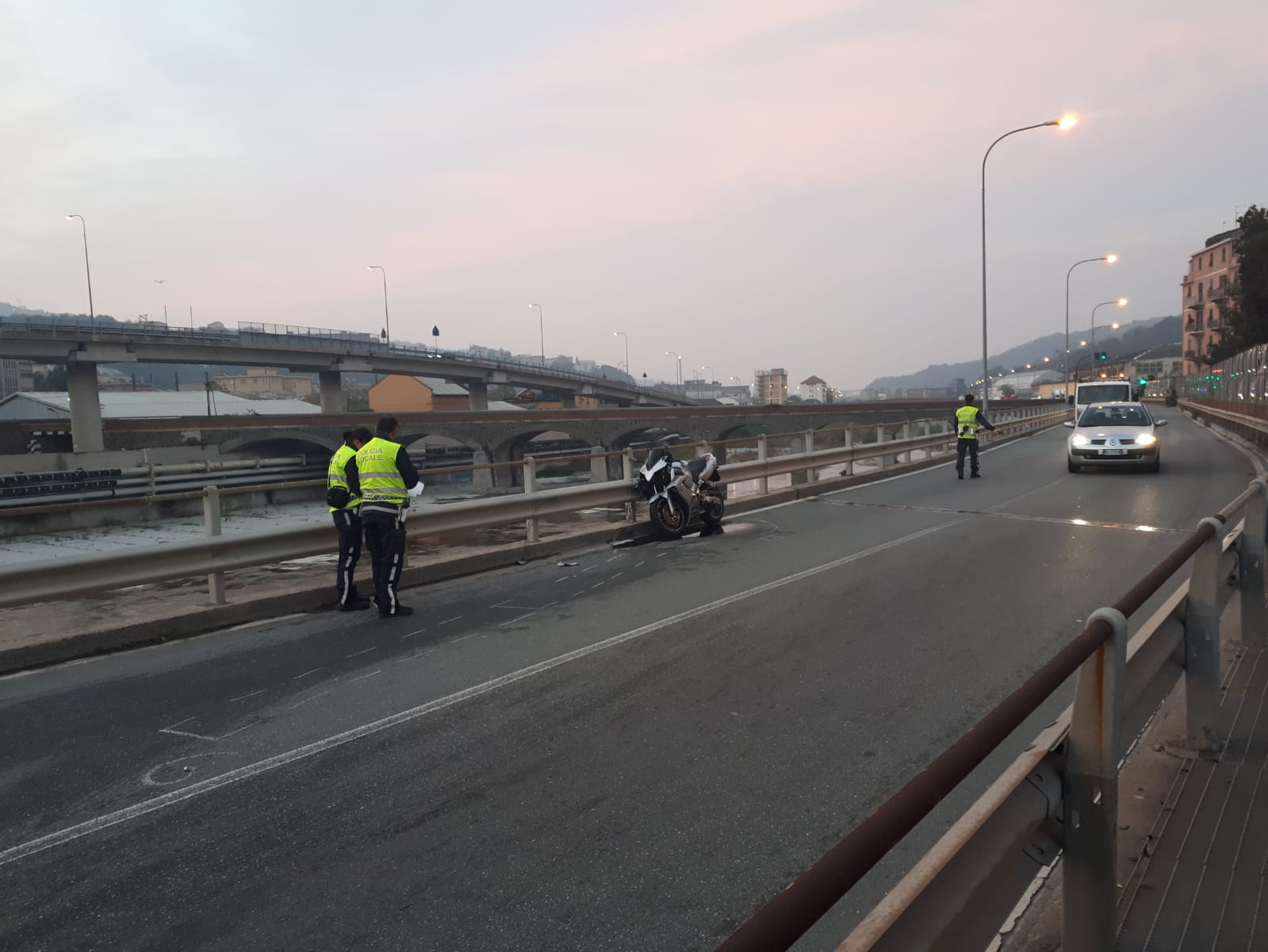 Moto contro guardrail: rallentamenti a Trasta, poco prima di via 30 Giugno