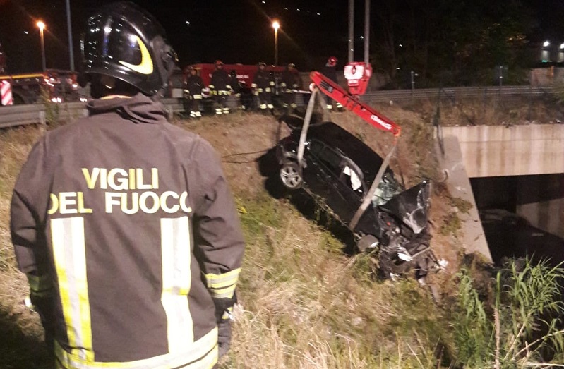 Auto nel torrente in via Borzoli: gli occupanti fuggivano da un posto di blocco