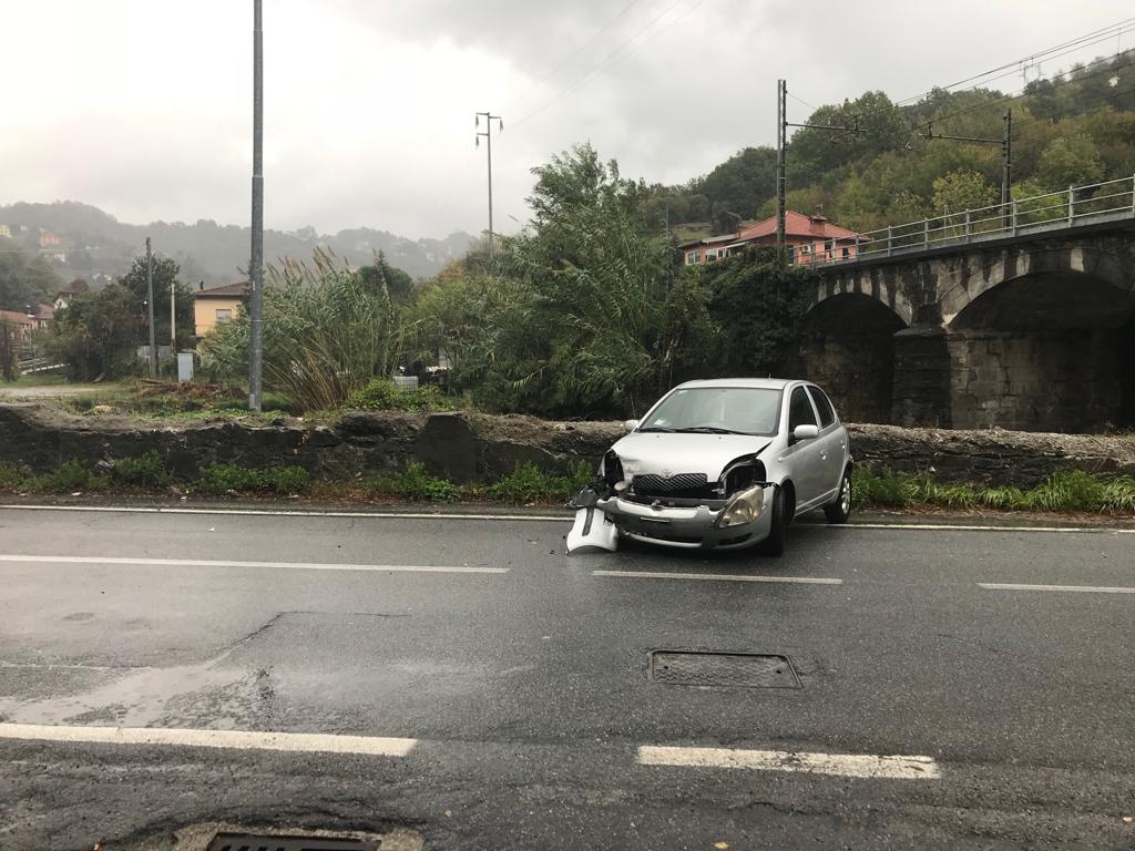 Auto sbanda sull'asfalto bagnato: incidente a Mignanego