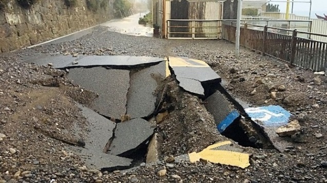 Esplode la condotta di un acquedotto, si apre una voragine di 3 metri a Sanremo