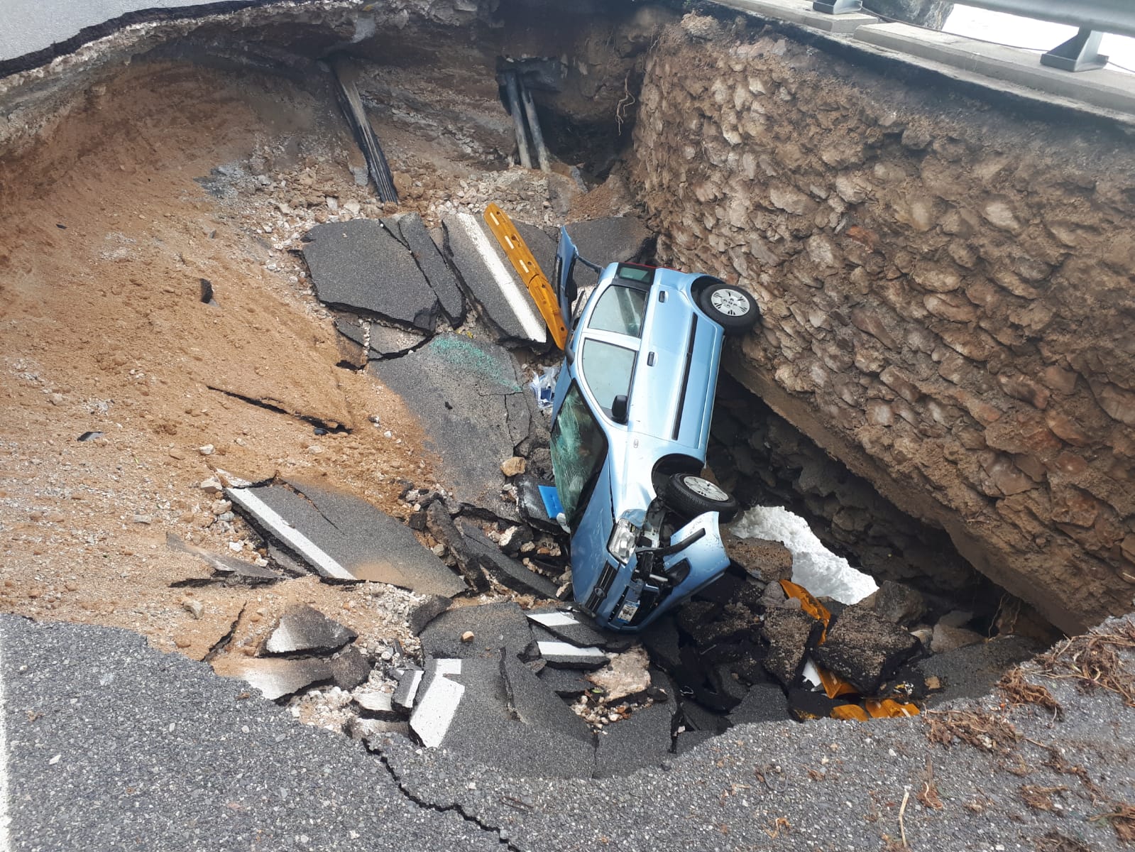 Aurelia, si apre una voragine: auto sprofonda