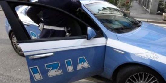 Ruba l'auto a un consigliere comunale e nella fuga sperona una volante della polizia