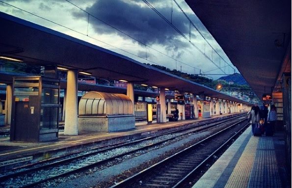 Follia in stazione, pestato e rapinato da due giovani per aver difeso una donna