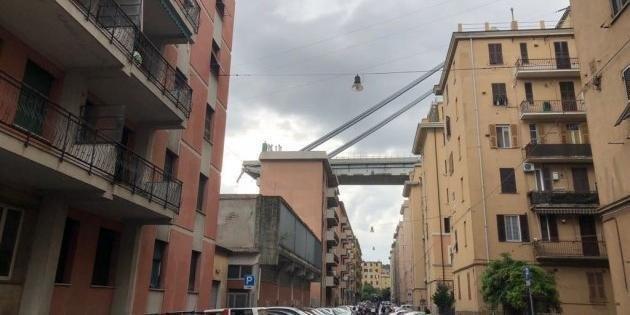 Il commissario Bucci apre la porta: 