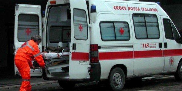 Trovato a terra un ciclista in gravi condizioni: ignota la causa della caduta