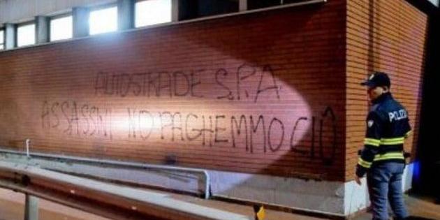 Blitz al casello di Genova Est, gli autori rivendicano: 