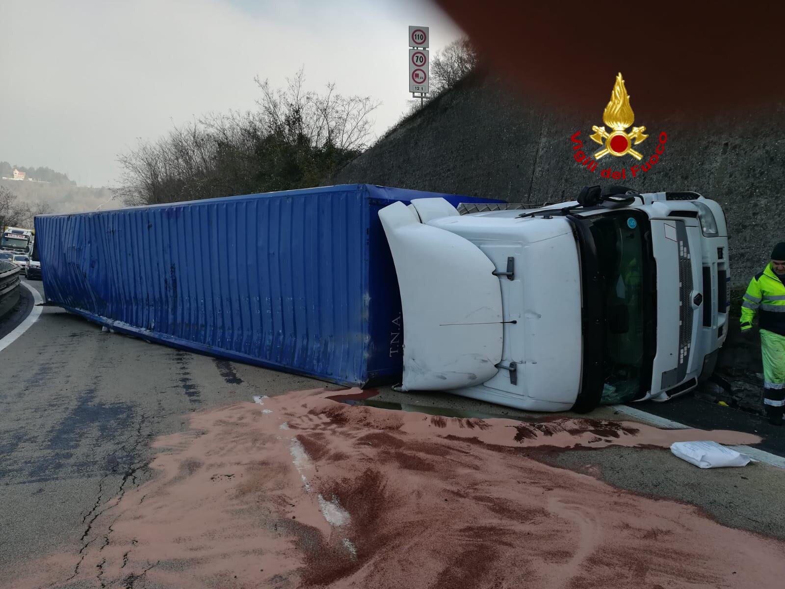 Incidente in A7, tir si ribalta tra Busalla e Bolzaneto