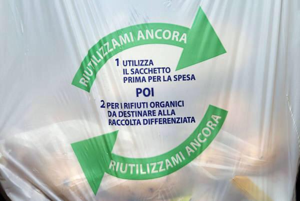 Sei milioni di sacchetti biodegradabili contraffatti, maxi sequestro in porto 