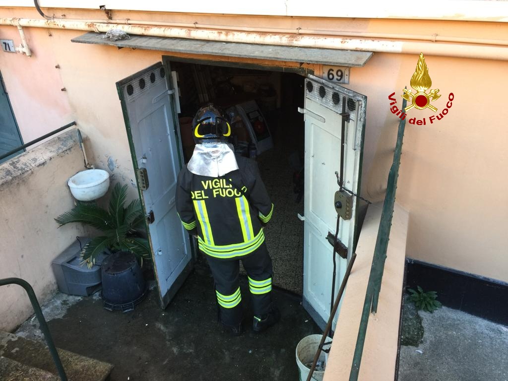 In fiamme un magazzino di via Rino Mandoli, danni limitati dall'intervento dei vigili del fuoco