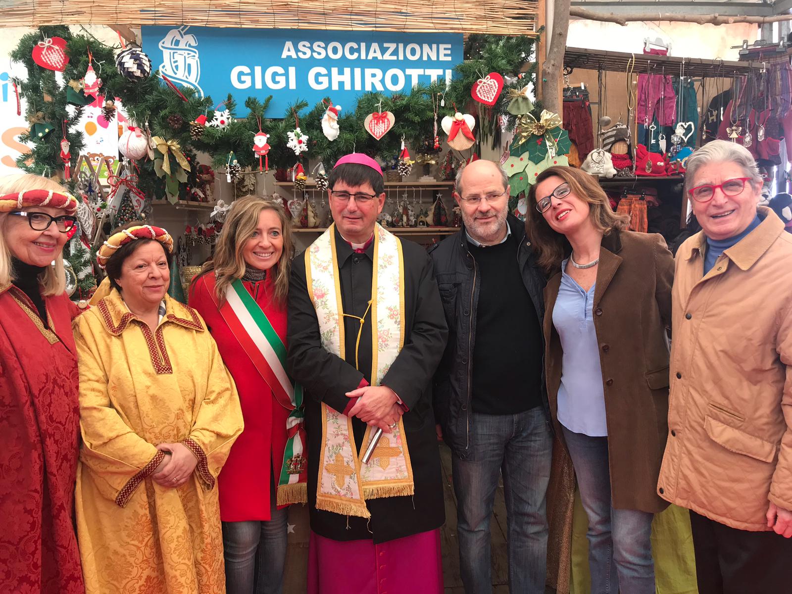 Il corteo storico alza il sipario sulla trentesima edizione del Mercatino di San Nicola