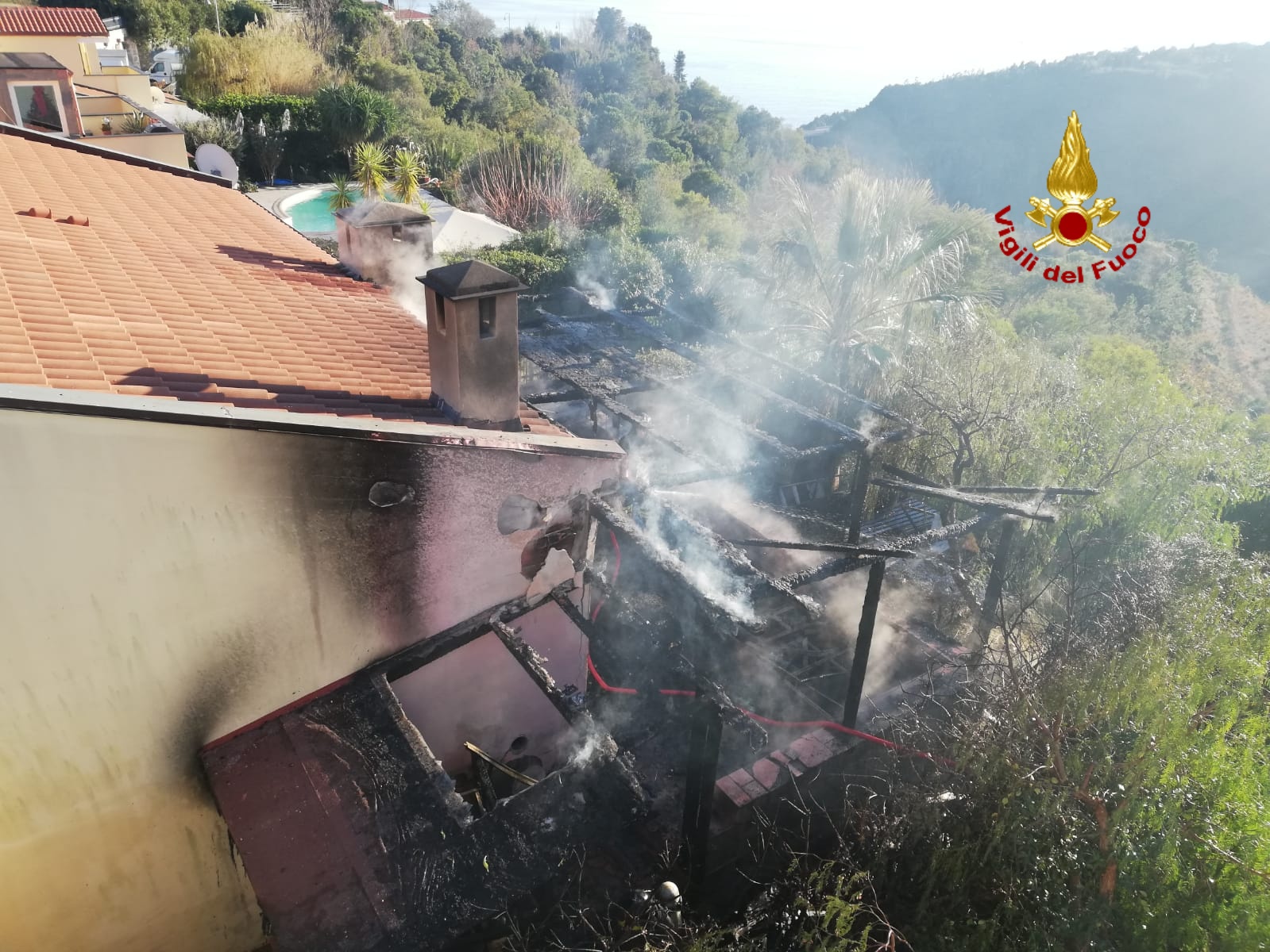 Paura a Cogoleto, distrutta dalle fiamme una veranda: nessun ferito