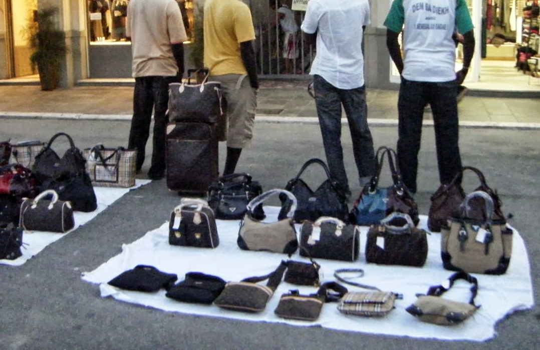 Trasporta al mercato i venditori abusivi, tassista denunciato
