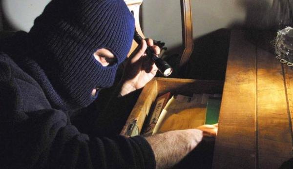 Ladro si intrufola in casa, i proprietari lo costringono alla fuga