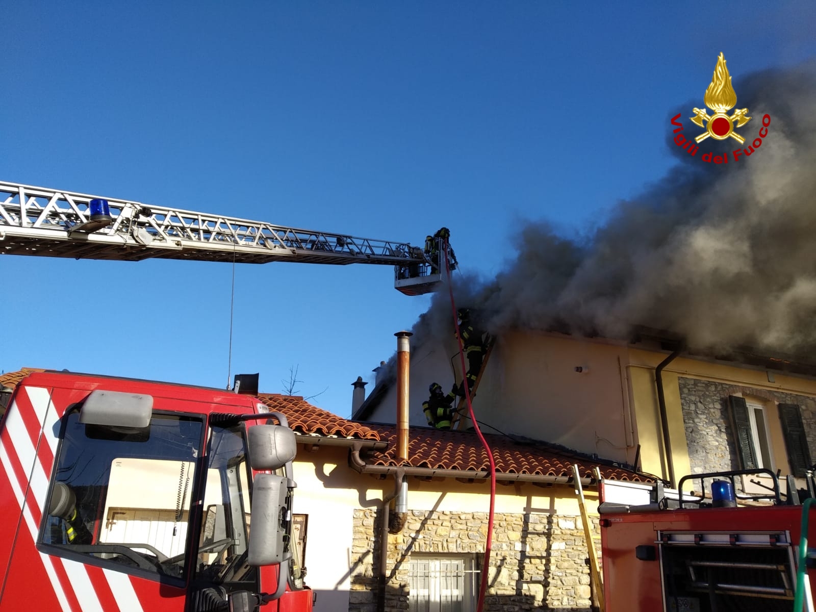 Paura ad Andora, scoppia un incendio in casa