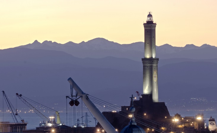Porto di Genova, la Lanterna resta spenta